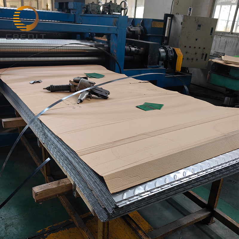 892ee43e-2467-4007-947a-4d59bd045b30_station_de_travail_pour_la_machine_de_gaufrage_d'une_ligne_de_production_de_plaques_à_carreaux.jpg